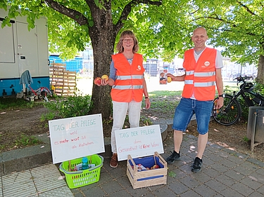 Mitglieder der ÖDP Heilbronn mit Äpfeln in Kisten zur Verteilung